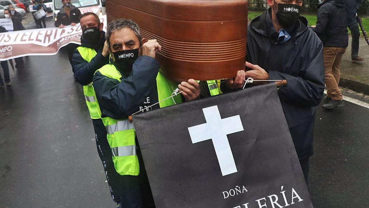 Protesta de los hosteleros de toda Galicia el mes pasado ante la sede de la Xunta en Santiago. |   // X. ÁLVAREZ