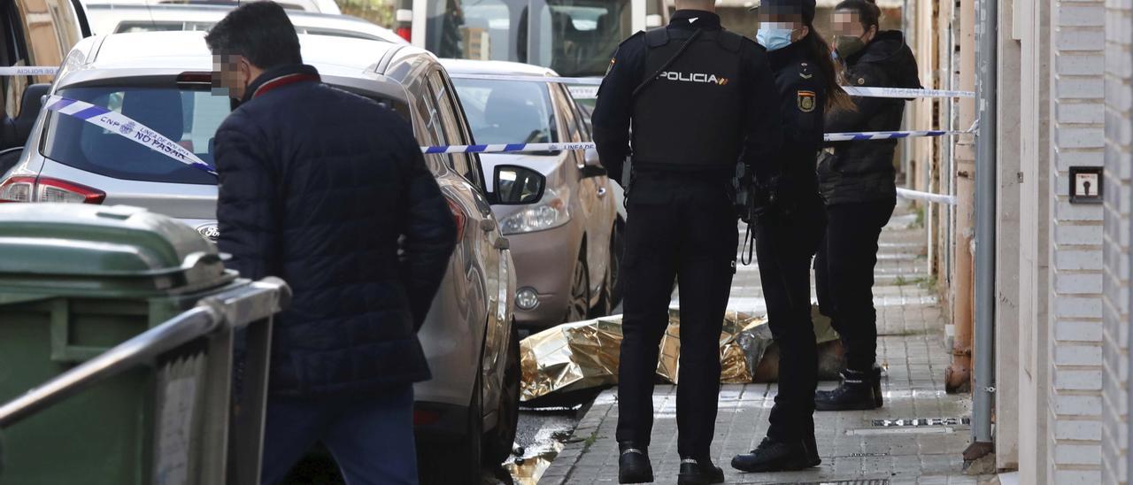 Agentes de la Policía Nacional custodian el cuerpo sin vida del hombre asesinado a golpes en Castelló.