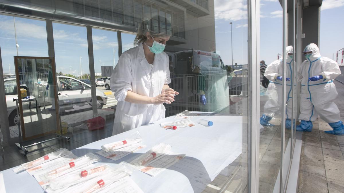 Una enfemera prepara el material para realizar pruebas PCR en el hospital de Gandia