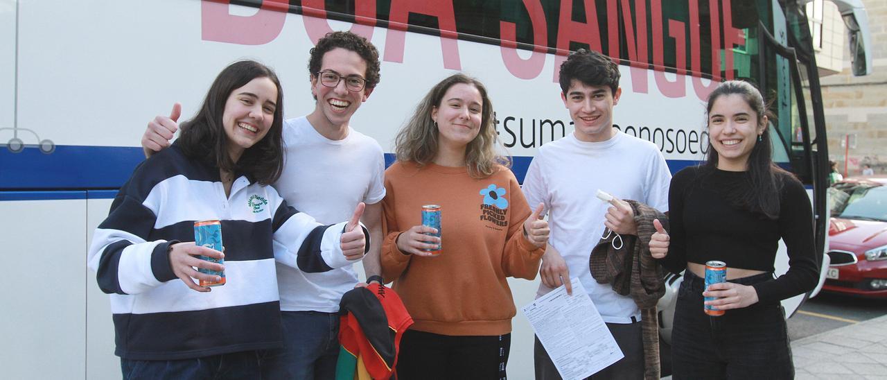 Estudiantes universitarios que se sumaron a la campaña de donación este miércoles en el campus.