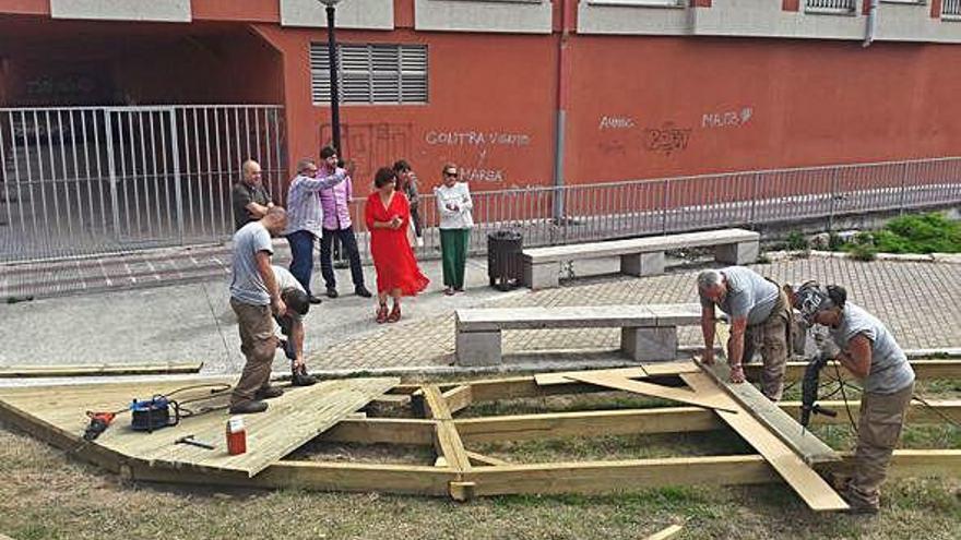 Alumnos del taller de empleo trabajan en el entorno del Muíño Vello.