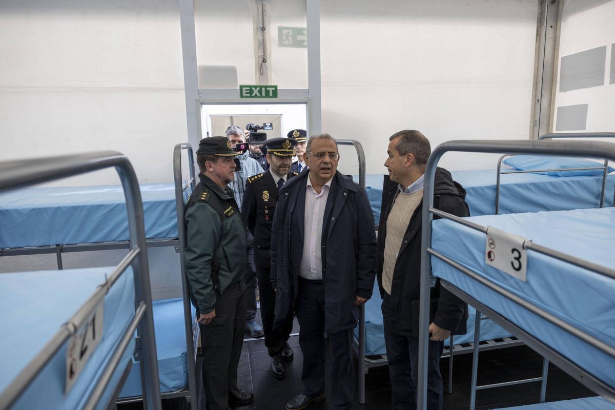 Así son los módulos de acogida temporal para migrantes instalados en el puerto de Palma.