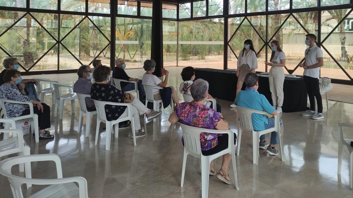 Los tres alumnos durante uno de los talleres a mayores en Elche