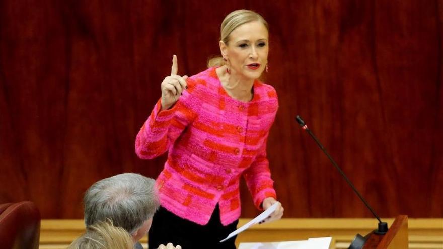 Cifuentes sigue erre que erre y dispara contra la oposición