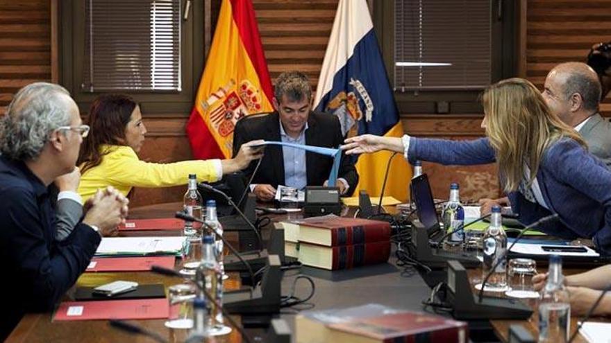 El presidente del Ejecutivo regional, Fernando Clavijo (c), preside la reunión del Consejo de Gobierno celebrada en Las Palmas.