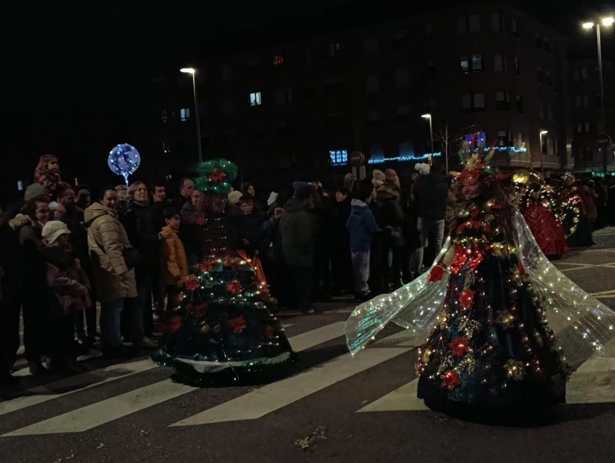Los Reyes desbordan Lugones en una cabalgata de récord