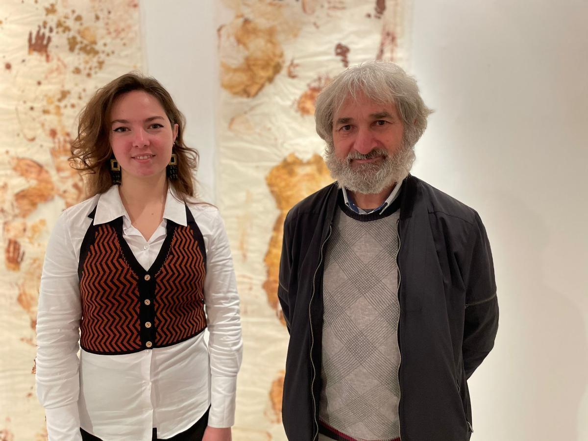 Candela Vivo y Paco Vivo, hija y marido de la artista Mabel Martínez, homenajeada en esta exposición de la UMU