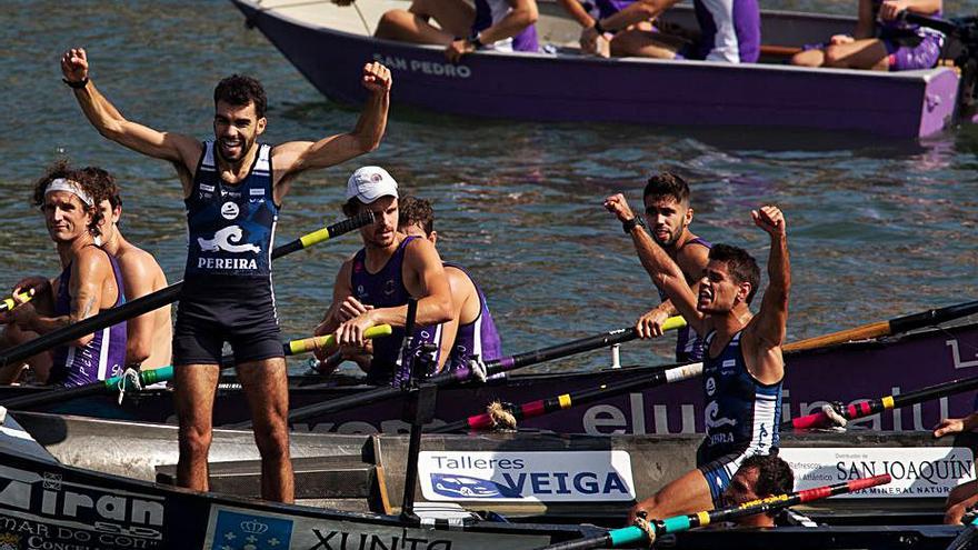 Remeros de la SD Tirán, festejando su ascenso en septiembre.