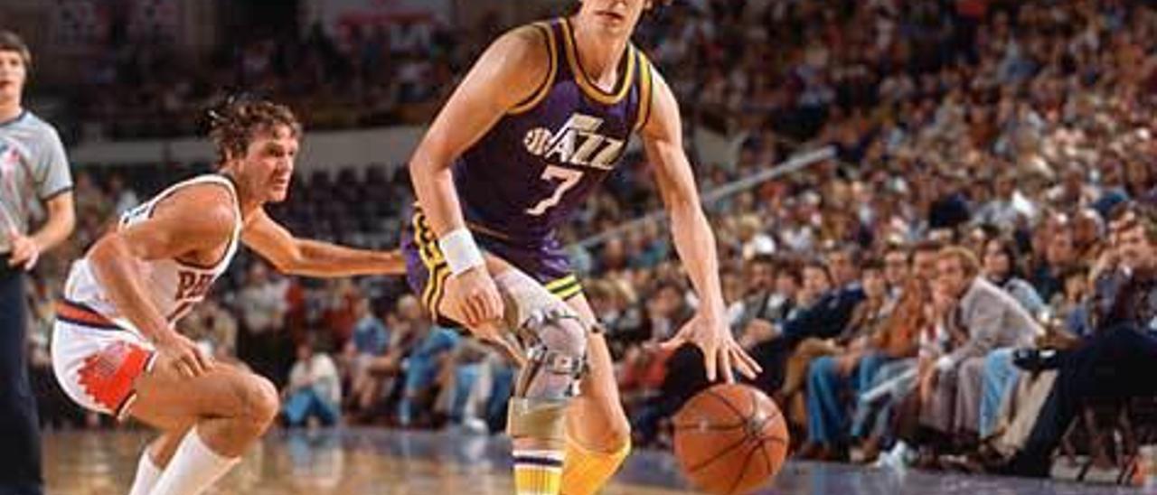 Pete Maravich, con los Jazz, en un partido contra los Suns de Phoenix.