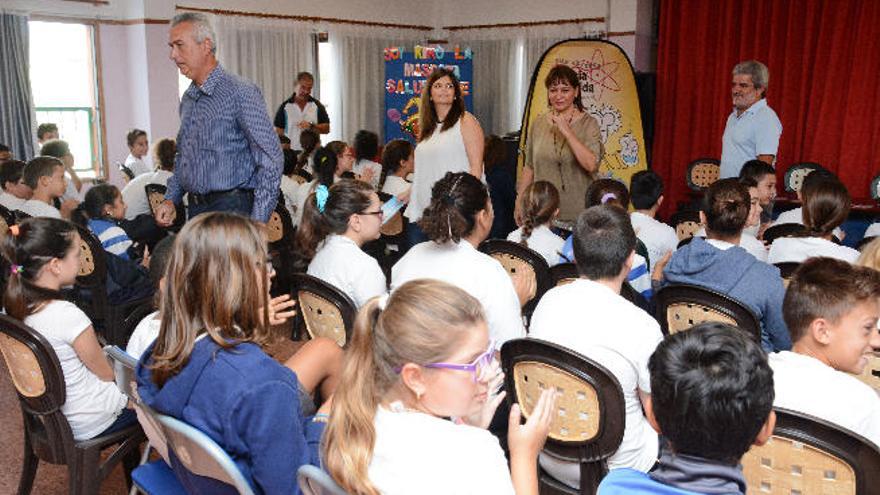 Dunia González junto a ediles del Sureste ayer en la presentación de la campaña en el colegio de Educación Infantil y Primaria &#039;Tijanaste&#039; ayer.