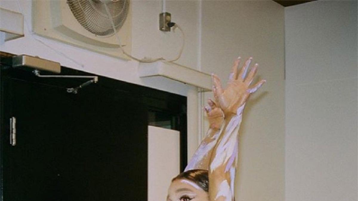 El 'topless' de Ariana Grande con 'body paint'