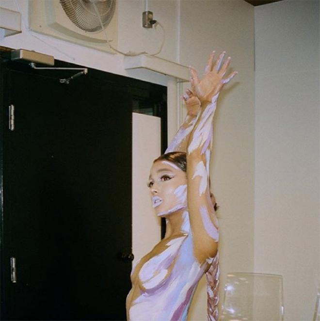 El 'topless' de Ariana Grande con 'body paint'