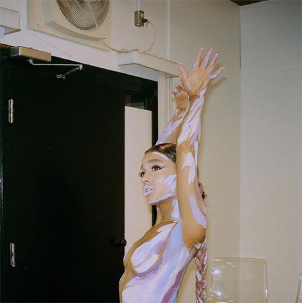 ¡'Topless' al canto! Ariana Grande le coge el gusto al 'body paint' - Cuore