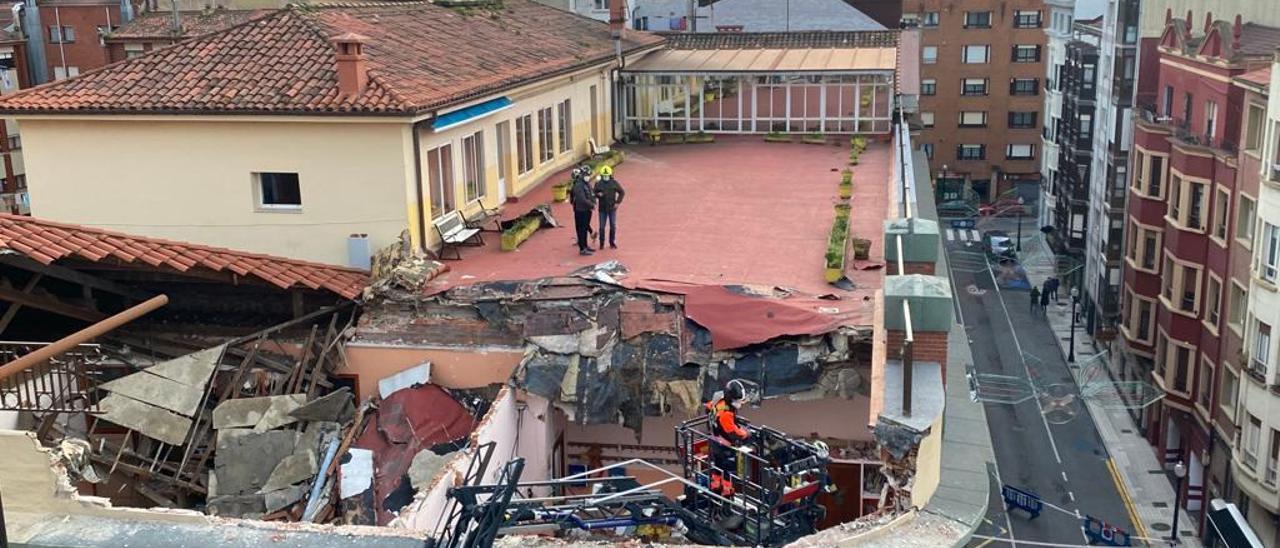 Los bomberos analizan la fachada del San Vicente de Paúl