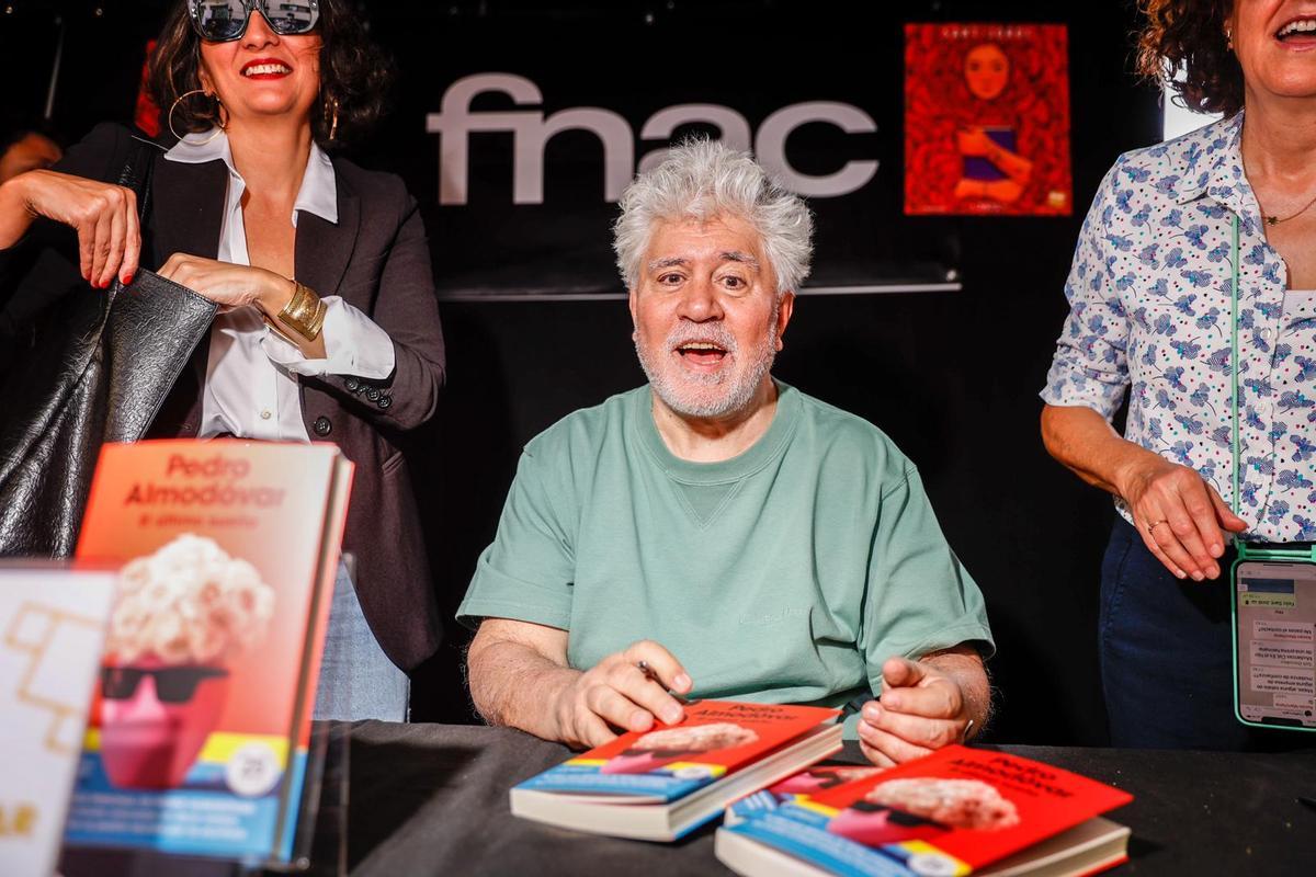 Pedro Almodóvar firma ejemplares de su libro.