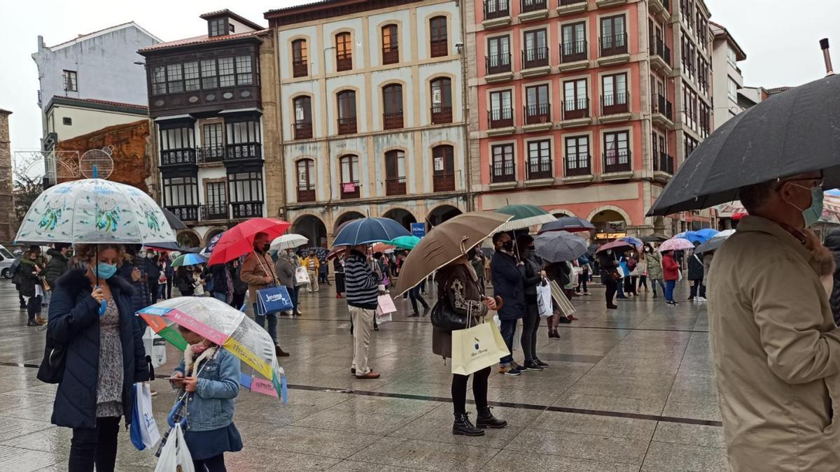 Participantes en la concentración impulsada por &quot;De compras por Avilés&quot;