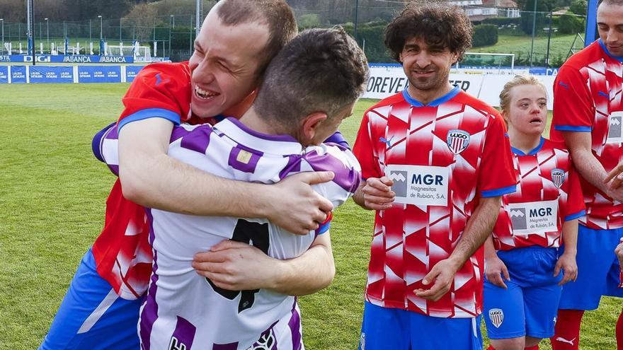 Un jugador del Valladolid se abraza a uno del Lugo. |  // FUNDACIÓN LALIGA