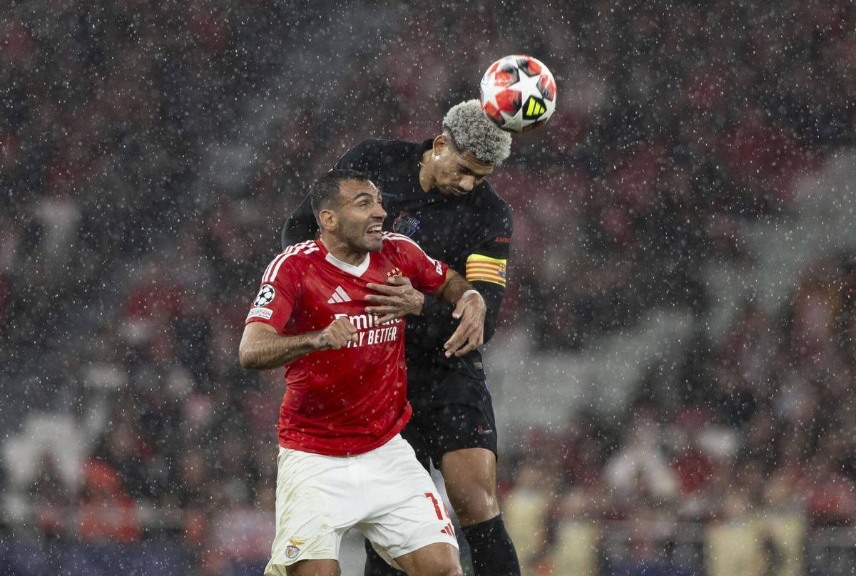 Araujo notó la falta de competición en el partido disputado en Lisboa