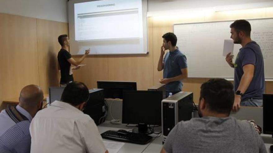 Alumos de FP de Inglés durante una clase en el IES Rascanya.