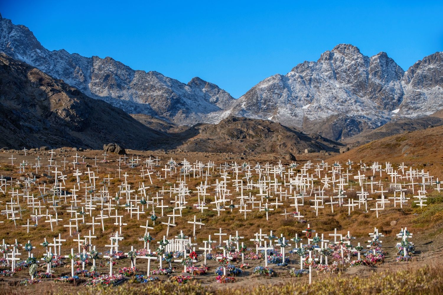 Cementerio a las afueras del pueblo de Taasiilaq