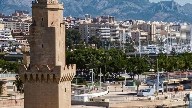 Torre de Senyals de Portopí desde el Castell de Sant Carles.