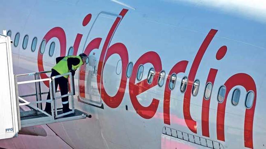 Un trabajador de tierra de Air Berlin observa uno de sus aviones sobre las pistas de Berlín.