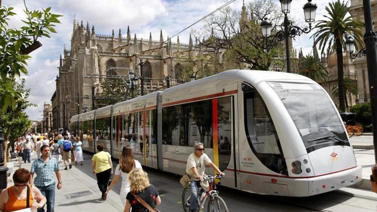 El tranvía de Sevilla pasando junto a la catedral.