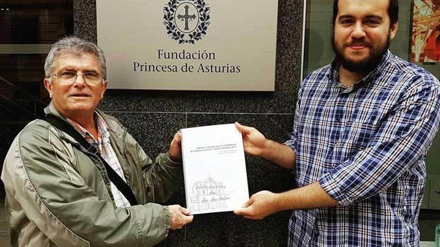 Por la izquierda, Juan José de la Roz y Enrique Antuña, antes de oficializar la candidatura de Llaranes a &quot;Pueblo ejemplar de Asturias&quot; 2016.