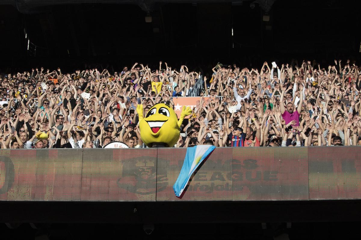 -FOTODELDIA- BARCELONA, 26/03/2023.- Público en las gradas en las finales de la Kings League, una competición de Fútbol 7 que se transmite en su totalidad por ’streaming’ que se celebra este domingo en el Spotify Camp Nou con 90.000 espectadores. EFE/ Marta Pérez