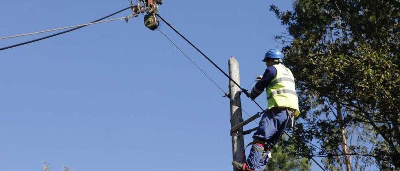 Imagen de archivo de un operario reparando el cableado de telefónica en Vea. // Bernabé/Luismy