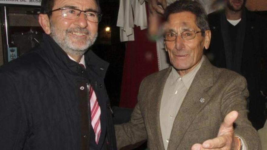 Andrés Vázquez (derecha) bromea con el alcalde Saturnino Mañanes.