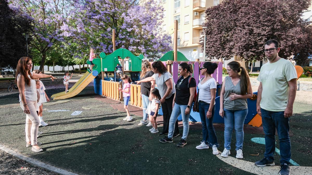 Un grupo de familias en el parque Virgen de la Victoria de Badajoz, cuyo pésimo estado denuncian.