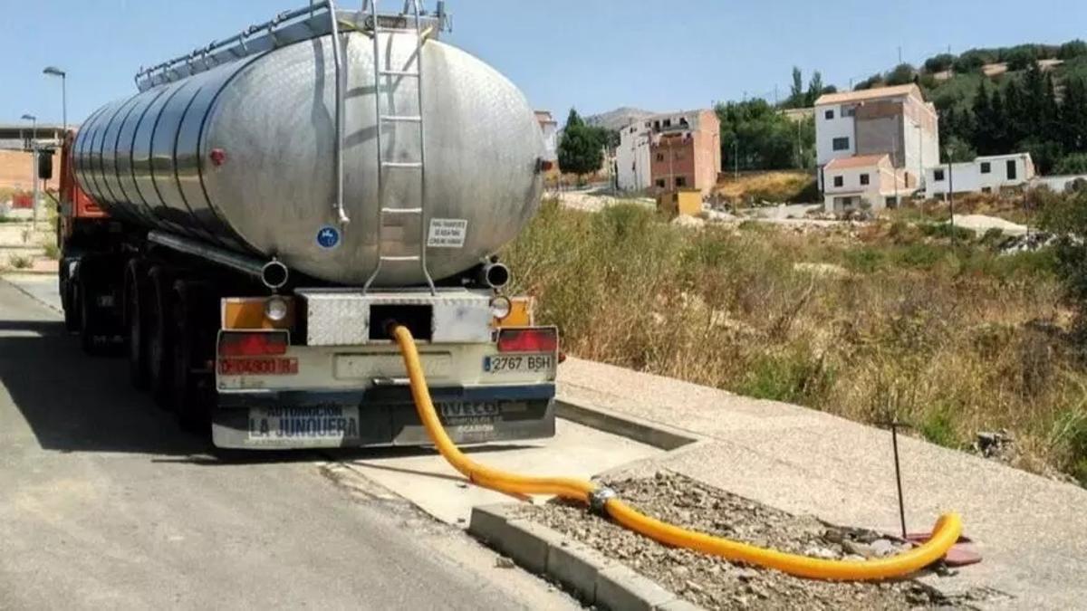 Un camión cisterna que transporta agua