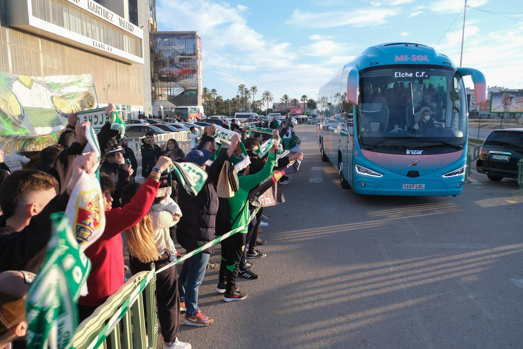 Así ha despedido la afición del Elche CF a la plantilla en su partida hacia Sevilla