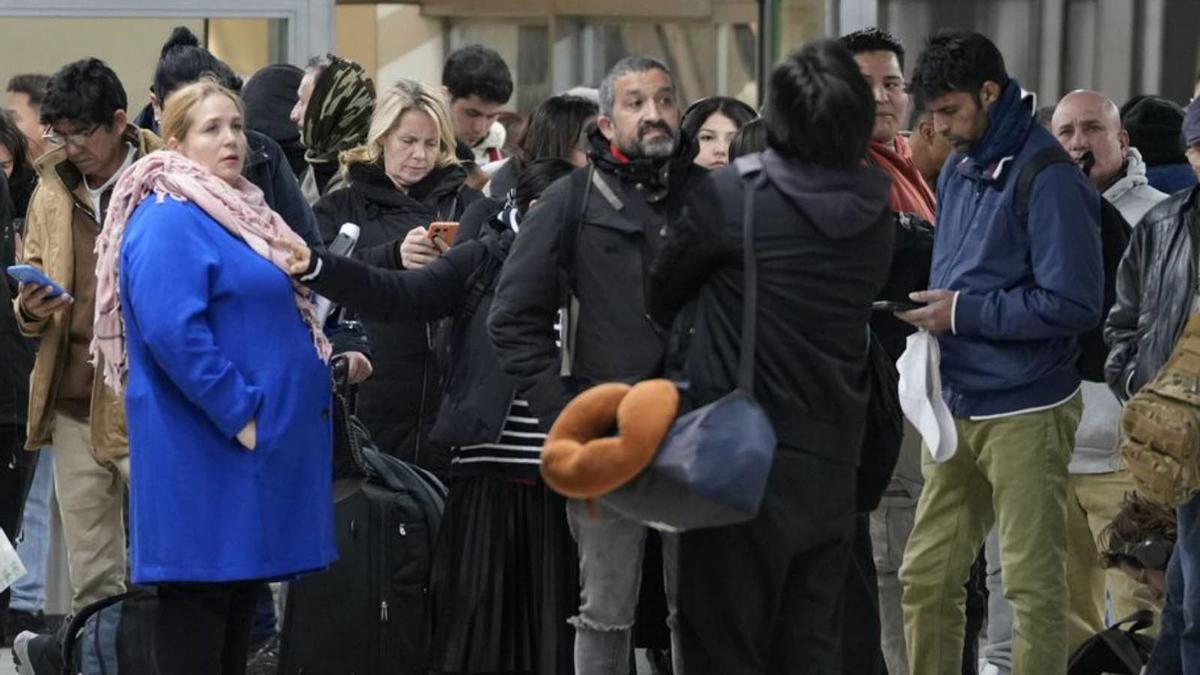 Espera a l’estació de Sants, ahir.  | FERRAN NADEU