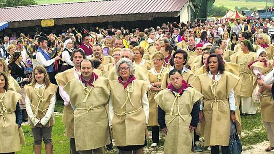 La procesión de los Exconxuraos, a su llegada al recinto ferial, encabezada por José Avelino Sánchez y Carmen Rodríguez.