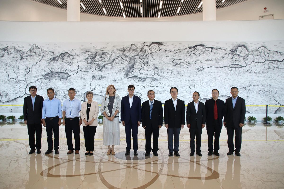El president de la Generalitat, Salvador Illa; la directora del Sincrotrón ALBA, Caterina Biscari, y los directivos del HEPS, Yuhui Dong, en las instalaciones del sincrotrón de Pekín