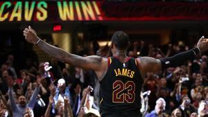 Lebron James celebra la victoria de los Cavs tras anotar el tiro decisivo