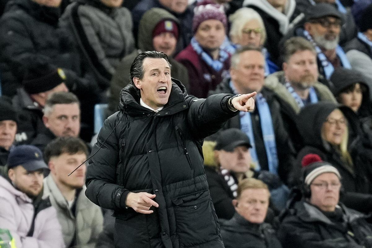 Unai Emery, dando instrucciones