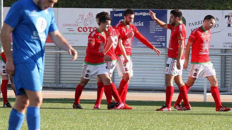 Los jugadores del Estradense celebran el único tanto conseguido ante el O Grove. // Bernabé/Cristina M. V.