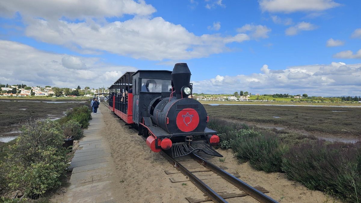 El Tren do Barril conecta Pedras d'el Rei con la Ilha de Tavira en su parte central.