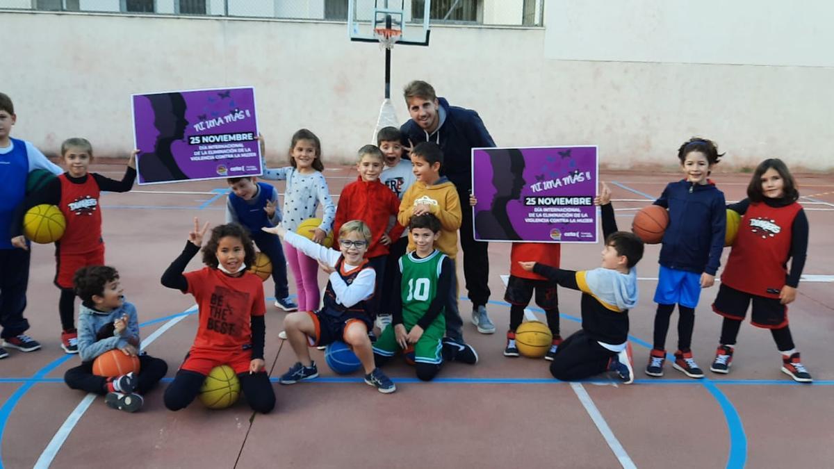 Niños de las categorías formativas del Ciudad de Córdoba con los carteles contra la violencia.