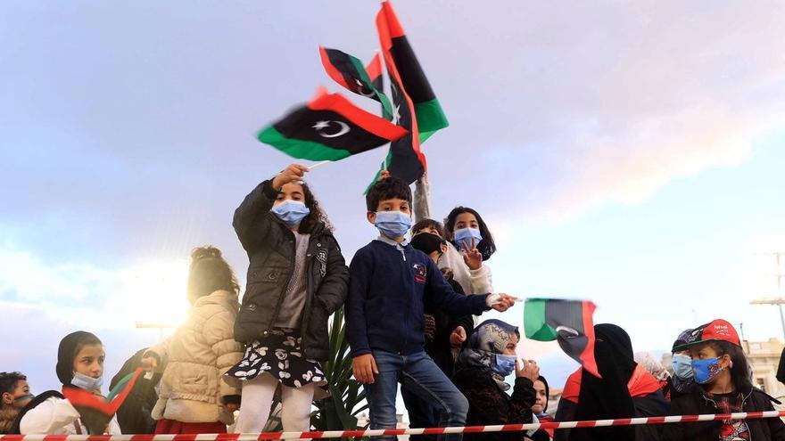 Un grupo de niños ondean banderas de Libia.