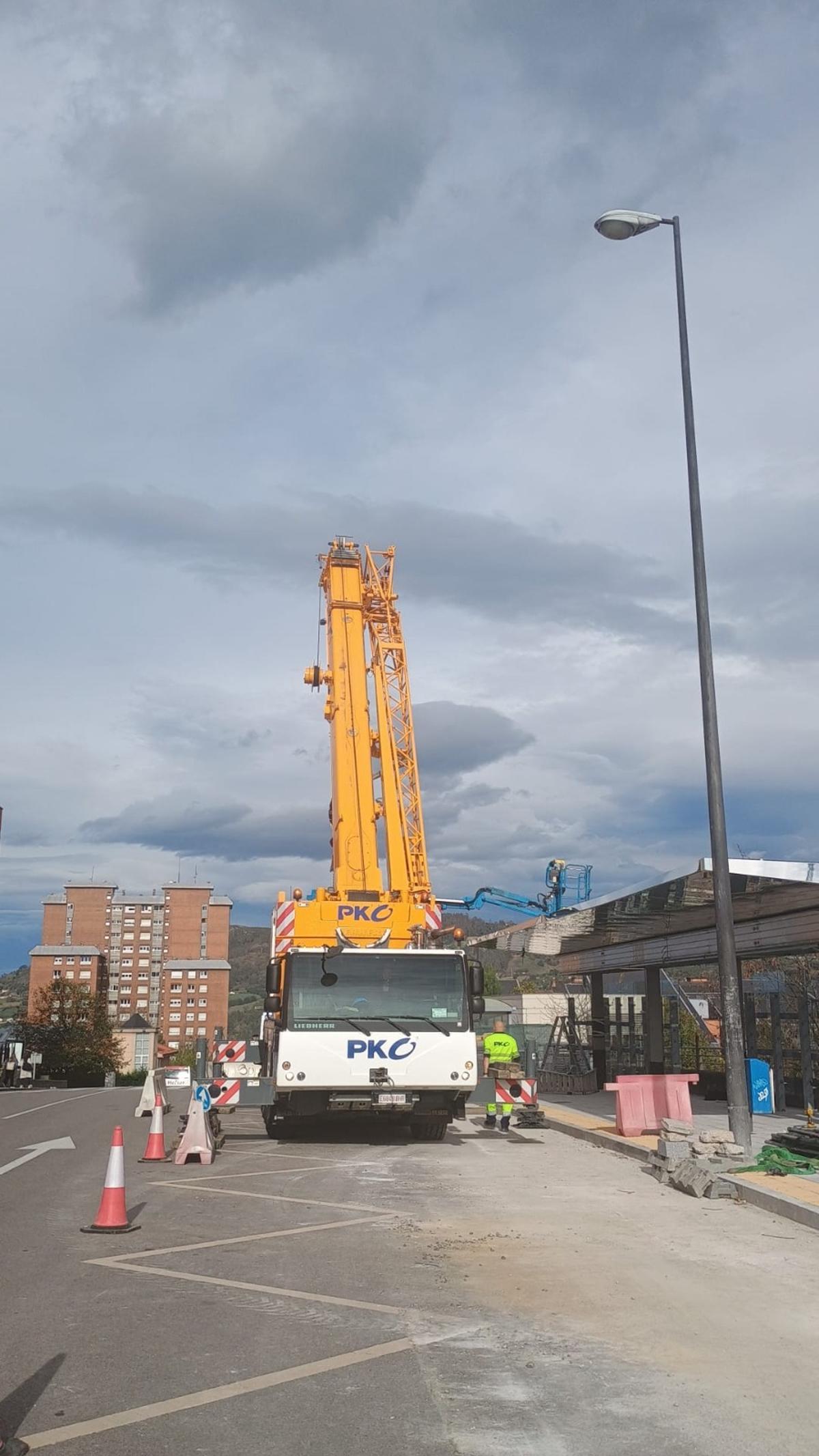 La grúa durante los trabajos.