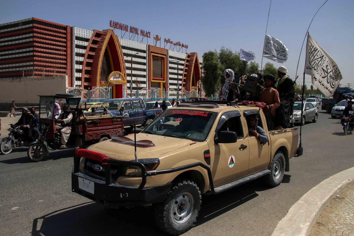Els talibans desfilen per Kandahar en vehicles militars nord-americans