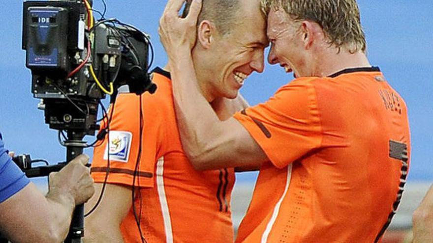 Dirk Kuyt felicita a su compañero Arjen Robben