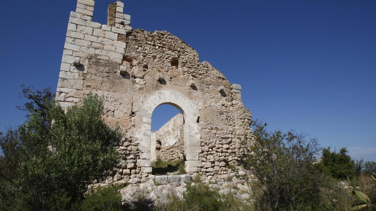 Los restos de la ermita de Sant Miquel, que fue fundada en el siglo XIII en Corbera.