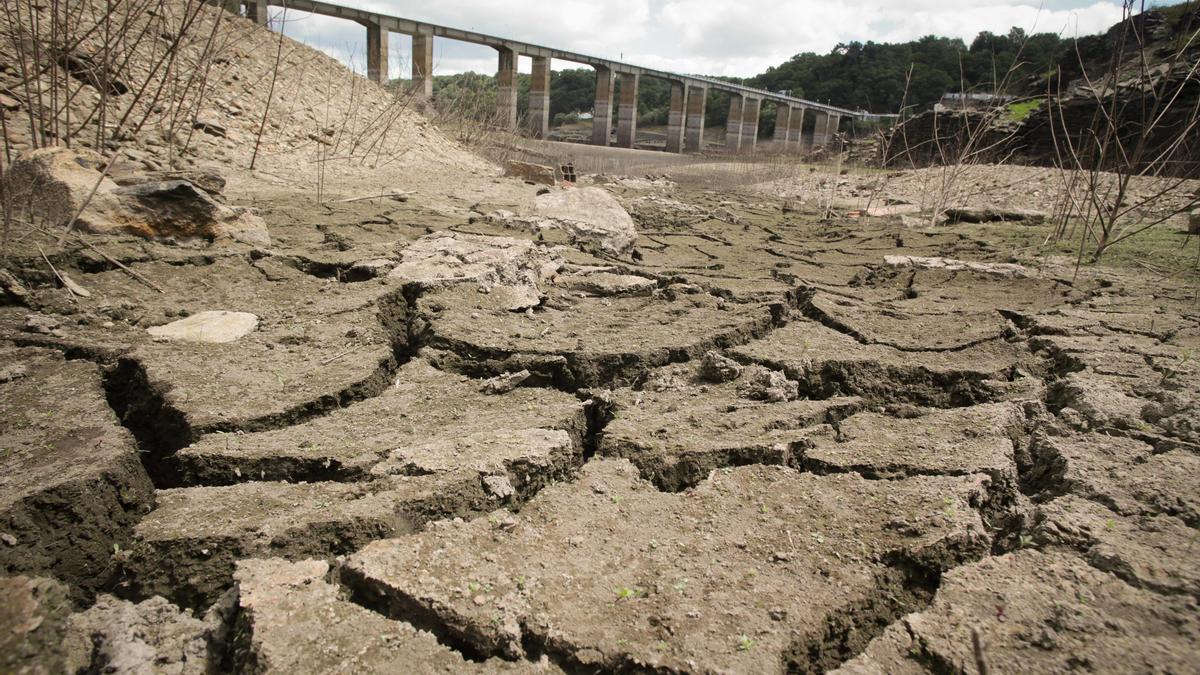 Embalse de Belesar en el Río Miño, a 3 de agosto de 2023, en Lugo, Galicia (España). Ayuntamientos e instituciones llaman a hacer un uso responsable del agua y evitar consumos innecesarios en un contexto de sequía. Los principales problemas se registran e