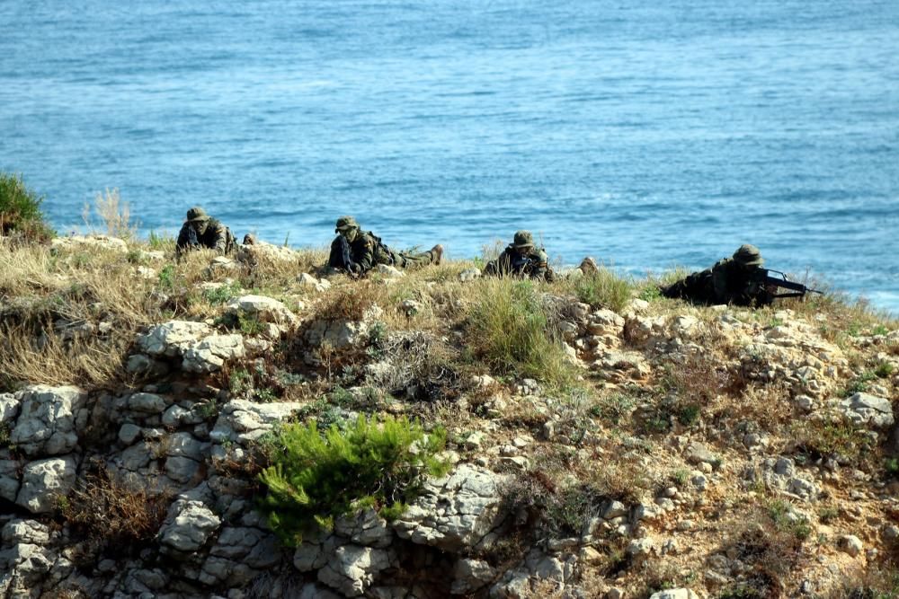 L''Exèrcit i la Guàrdia Civil fan un exercici d''assalt a la costa de l''Escala