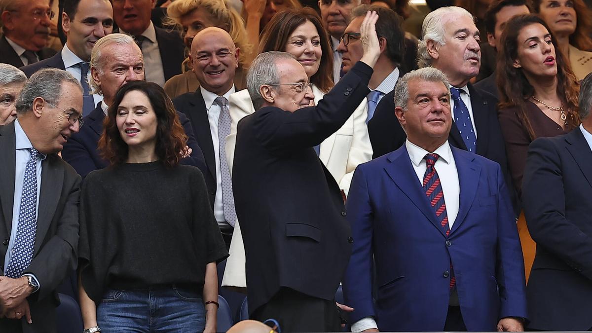 Florentino Pérez y Joan Laporta, en el palco del Santiago Bernabéu en el último clásico, el pasado mes de octubre.
